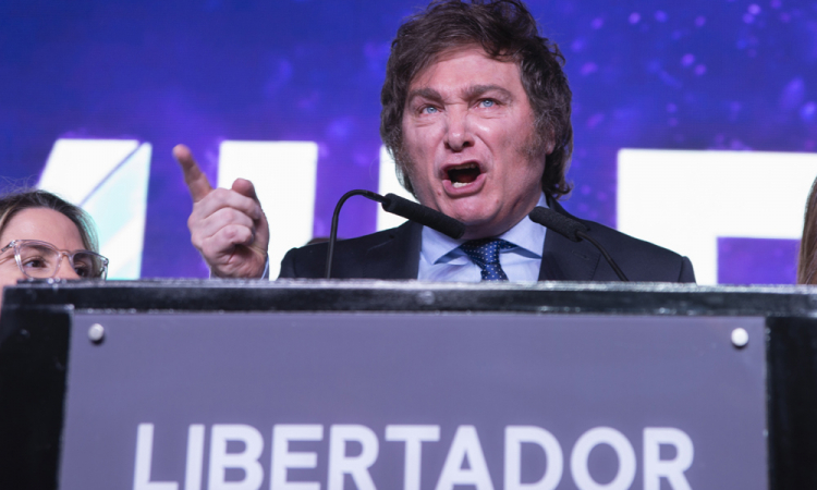 Javier Milei, mais votado nas eleições primárias presidenciais, defende a dolarização na Argentina