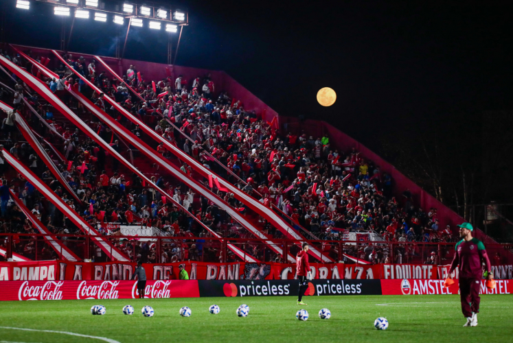 Jogador do Argentinos Juniors sofre lesão grave após levar pisão sem querer de Marcelo, do Fluminense; veja vídeo 1 6a8784fbec47398e4623340ad109a9576da1ee0aw