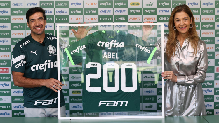 Abel Ferreira recebeu camisa com o número 200 de Leila Pereira, presidente do Palmeiras
