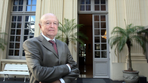 O cientista político e historiador brasileiro José Murilo de Carvalho posa para fotografia no centro do Rio de Janeiro