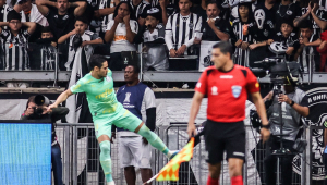 Raphael Veiga chutou a bandeira de escanteio durante comemoração em Atlético-MG x Palmeiras