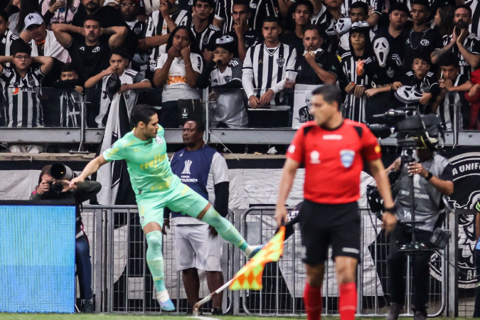 Raphael Veiga chutou a bandeira de escanteio durante comemoração em Atlético-MG x Palmeiras