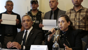 O general Patricio Carrillo e Andrea González Nader, entre outros partidários do candidato presidencial assassinado Fernando Villavicencio, concedem uma entrevista coletiva