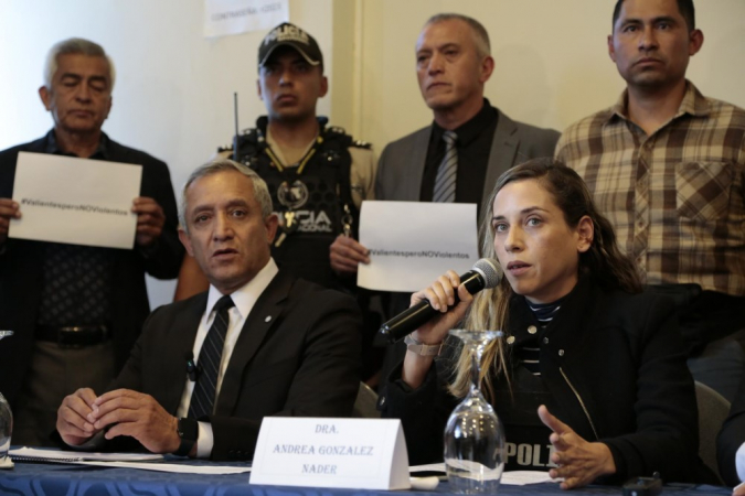 O general Patricio Carrillo e Andrea González Nader, entre outros partidários do candidato presidencial assassinado Fernando Villavicencio, concedem uma entrevista coletiva