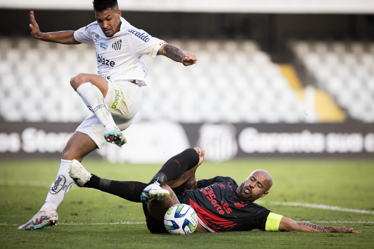 Brasileirão: De pênalti, Santos empata no fim com o Athletico-PR