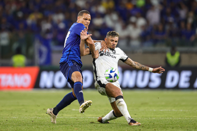Líder Botafogo segura empate com Cruzeiro; Tiquinho se machuca e
