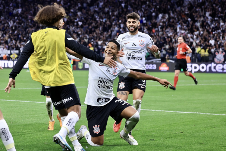 Corinthians melhora no segundo tempo, vira o jogo contra o Coritiba e amplia série invicta