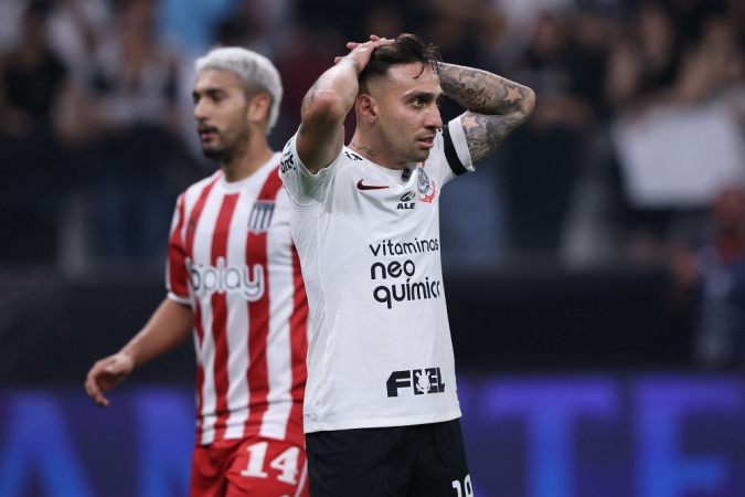 Gustavo Silva lamenta gol perdido em Corinthians x Estudiantes