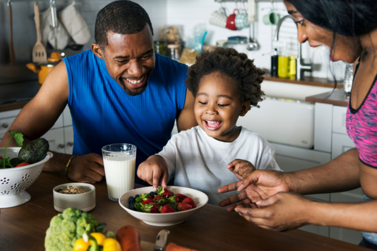 Alimentação saudável ajuda a prevenir a obesidade em crianças