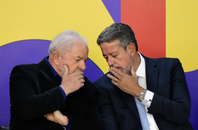 O presidente Luiz Inácio Lula da Silva (PT) e o presidente da Câmara dos Deputados, Arthur Lira (PP-AL), participam da cerimônia para sanção do projeto de lei que reajustou o salário mínimo para R$1.320 neste ano