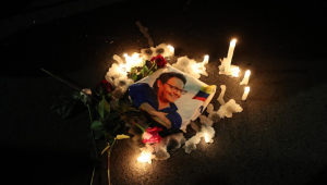 Simpatizantes acendem velas hoje em torno de uma fotografia do assassinado Fernando Villavicencio