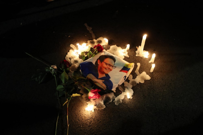 Simpatizantes acendem velas hoje em torno de uma fotografia do assassinado Fernando Villavicencio