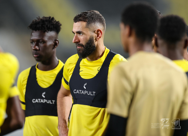 Benzema durante treinamento no Al-Ittihad