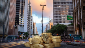 Moedas de Bitcoin e da Unicoin em reprodução gráfica da Avenida Paulista