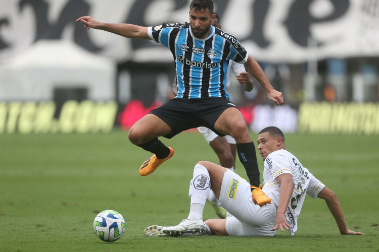 Jogador Soteldo foi peça-chave na virada do Santos sobre o Grêmio