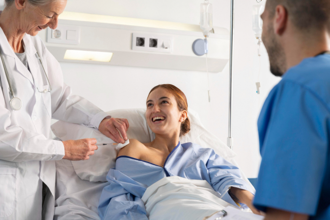 Mulher sorridente na cama de hospital recebe injeção