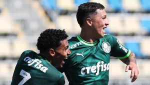Jogadores do Palmeiras comemoram gol contra o Corinthians pela semifinal do BR-SUB-20