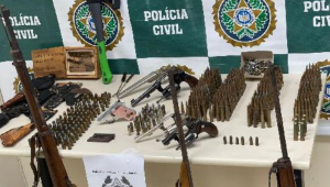 Munições e armas apreendidas pela Polícia Civil do RJ