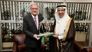 Geraldo Alckmin devolve presente da Arábia Saudita