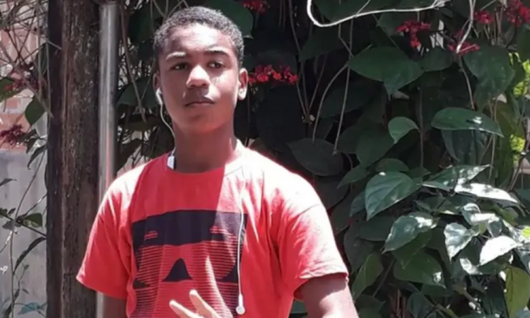 Adolescente morre após ser atingido por bala perdida no Rio