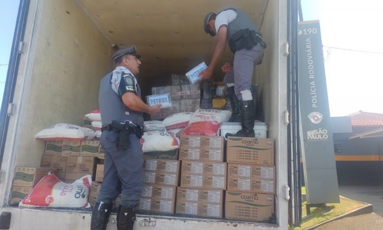 Policiais rodoviários investigando carga suspeita