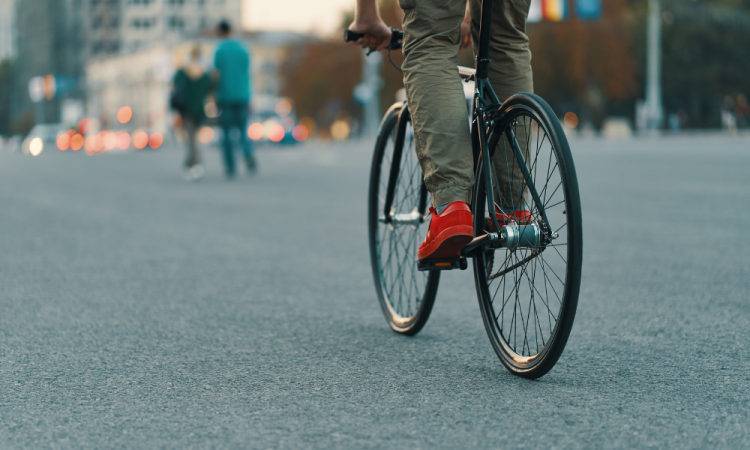 Homem andando de bicicleta