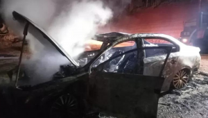 Carro incendiado por suspeitos de sequestro em SC