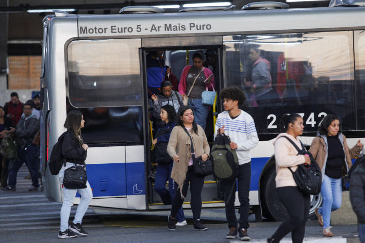 Após dias de calor, frente fria derruba temperaturas no Sul e no Sudeste