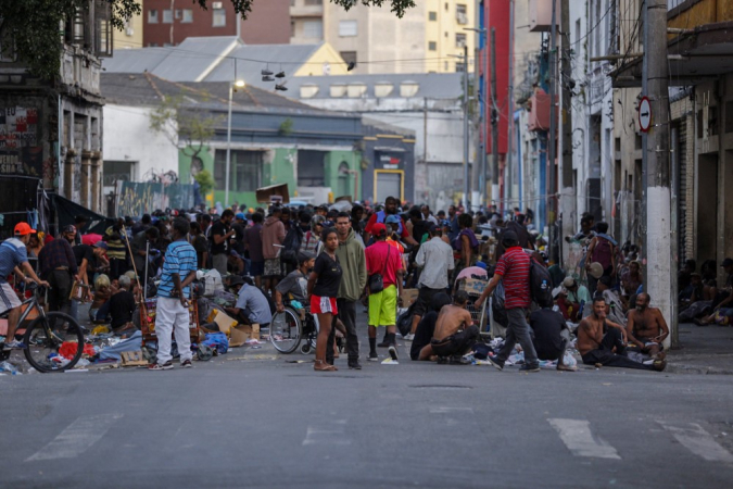Frequentadores da Cracolândia se aglomeram em rua do centro