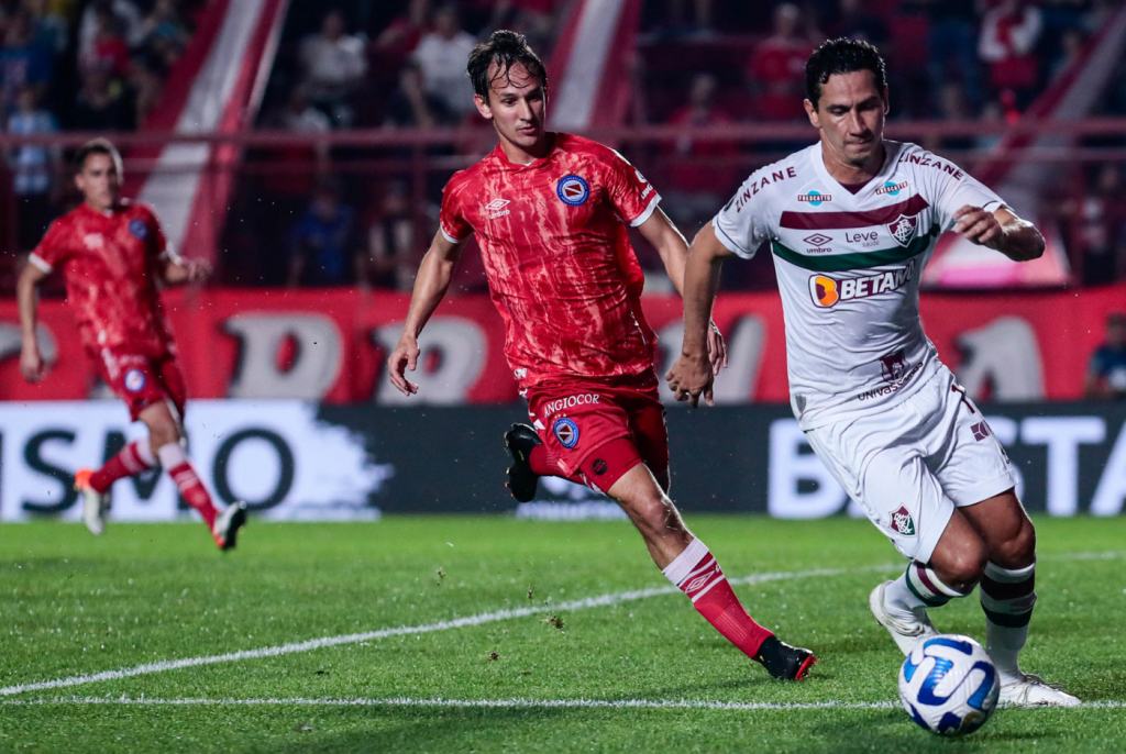 Empate entre Corinthians e Argentinos Juniors faz Róger Guedes