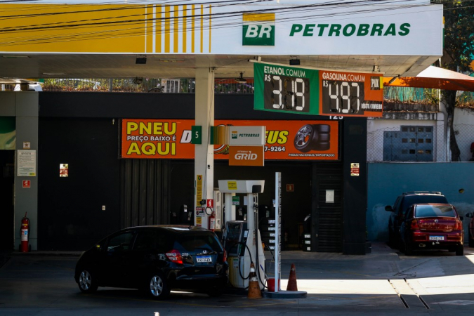 Carro abatece em posto Petrobras