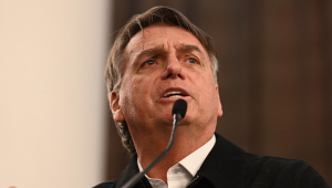 Jair Bolsonaro fala ao microfone