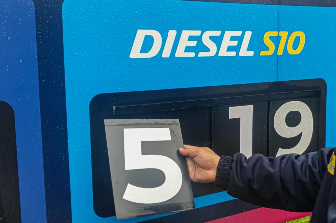 Frentista troca placa de preço de diesel em posto
