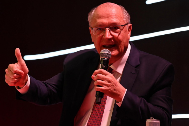 Reforma tributária ‘não resolve tudo, mas está no caminho certo’, diz Alckmin
