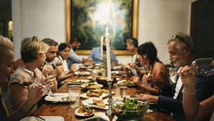 Família reunida na mesa durante refeição