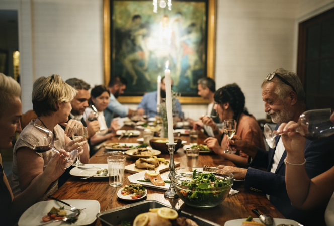 Família reunida na mesa durante refeição