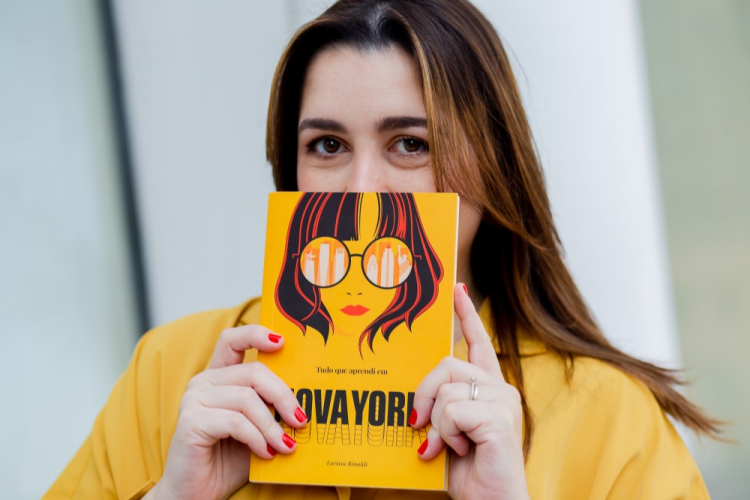 Conheça a escritora que revolucionou o mercado de autobiografias brasileiras nos Estados Unidos