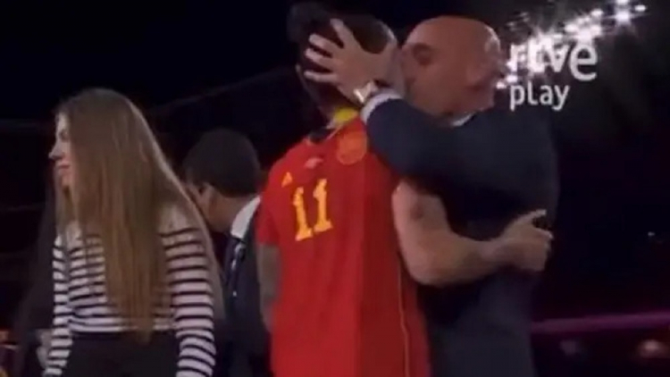 Ministro da Espanha considera inaceitável beijo de dirigente em jogadora; deputados exigem renúncia