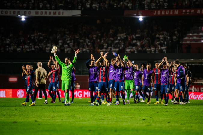 Jogadores do San Lorenzo agradecem torcedores argentinos no Morumbi