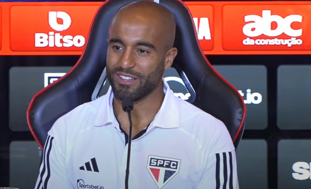 Lucas Moura durante entrevista coletiva no São Paulo