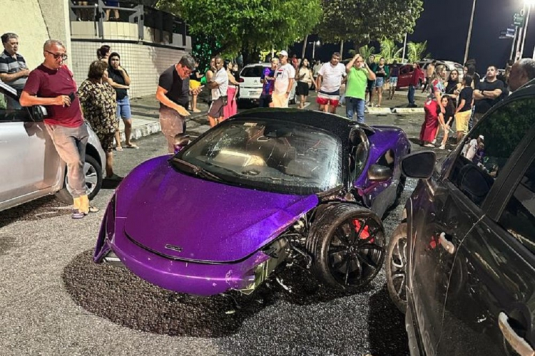 McLaren avaliada em mais de R$ 2 milhões perde o controle e bate em carro de aplicativo em Maceió; veja vídeo