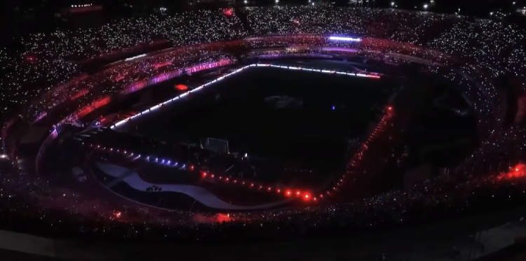 Futebol é Arte, Ousadia Faz Parte - O Corinthians prepara uma queima de  fogos, show de luzes, fumaça no Setor Norte, um gavião inflável e muita  festa para a entrada dos jogadores