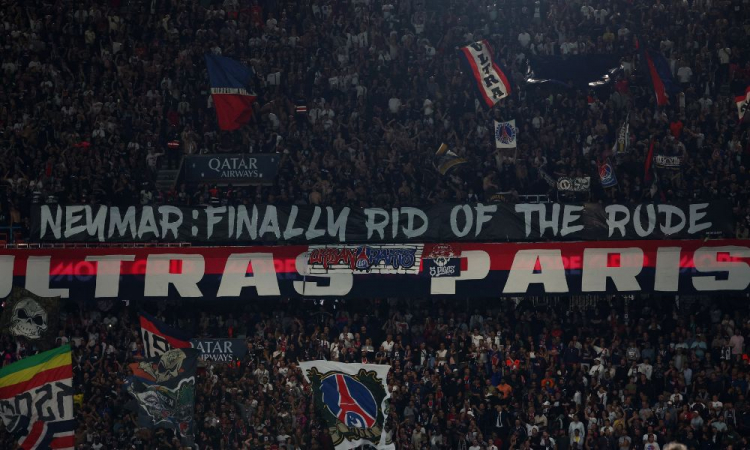 ‘Nos livramos do rude’, torcida do PSG comemora saída de Neymar