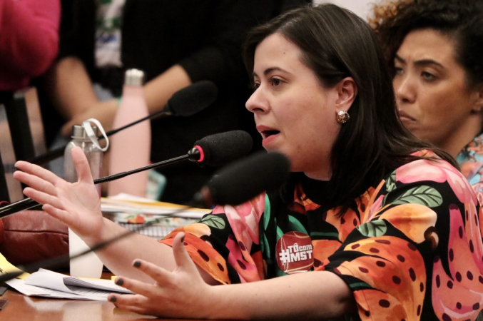 A Deputada Federal Sâmia Bomfim (PSOL-SP) acompanha a Comissão Parlamentar de Inquérito do Movimento dos Trabalhadores Sem Terra (CPI do MST)