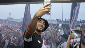Payet foi apresentado por milhares de torcedores do Vasco