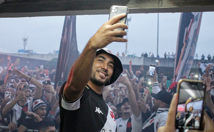 Torcida do Vasco faz festa incrível para receber Payet e repercute na imprensa internacional