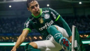 Raphael Veiga comemorou gol diante do Atlético-MG com um chute na bandeira