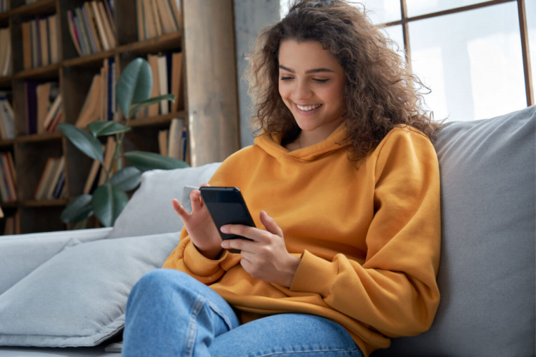 Veja como as telas de celular e computador podem afetar a saúde da pele