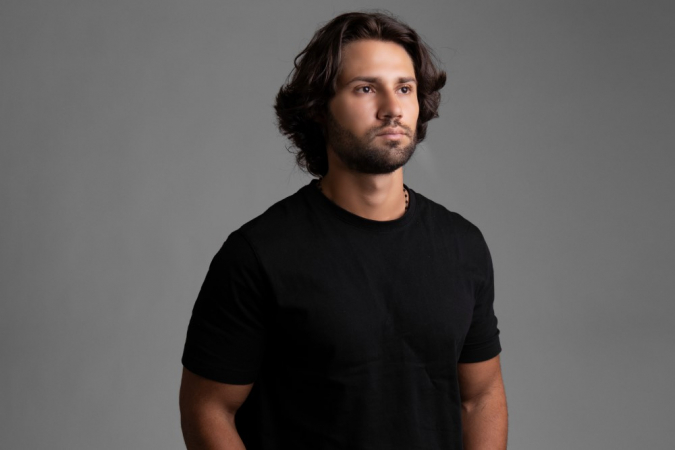 O jovem empresário Vitor de camiseta preta