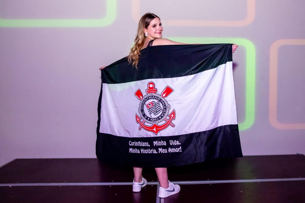 Adolescente enrolada na bandeira do Corinthians